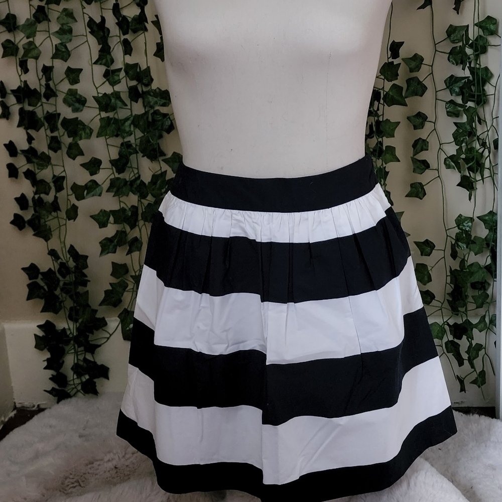 Petite 0 Banana Republic Factory A-line striped skirt